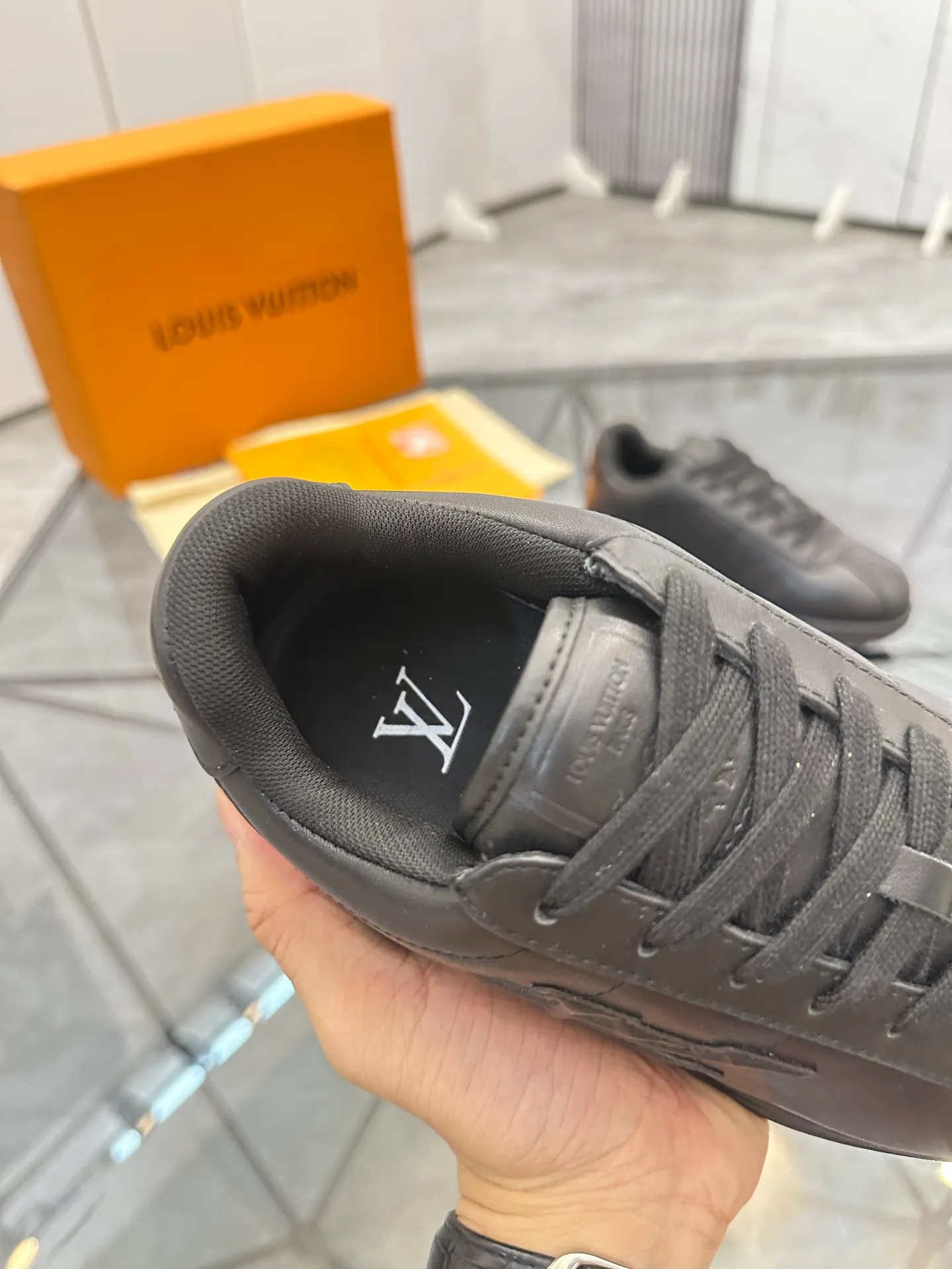 Men's shoes: 💰P700¥ Top quality Product trademark: LV* "Louis Vuitton*" low-top casual shoes Regular size: 35-45 (can be customized to 46) Couple style Product materials: Imported cowhide upper, breathable lining, original outsole. Number: two